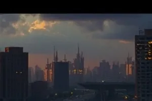 雨后石板路与屋檐下猫影的图