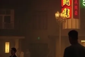 白色塔身在雾气中若隐若现的图