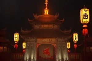 港口货轮与旧仓库外墙的封面图