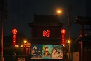 窗台上纸鹤与落雪窗棂的图