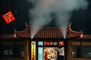 街角路灯下的一张空长椅图